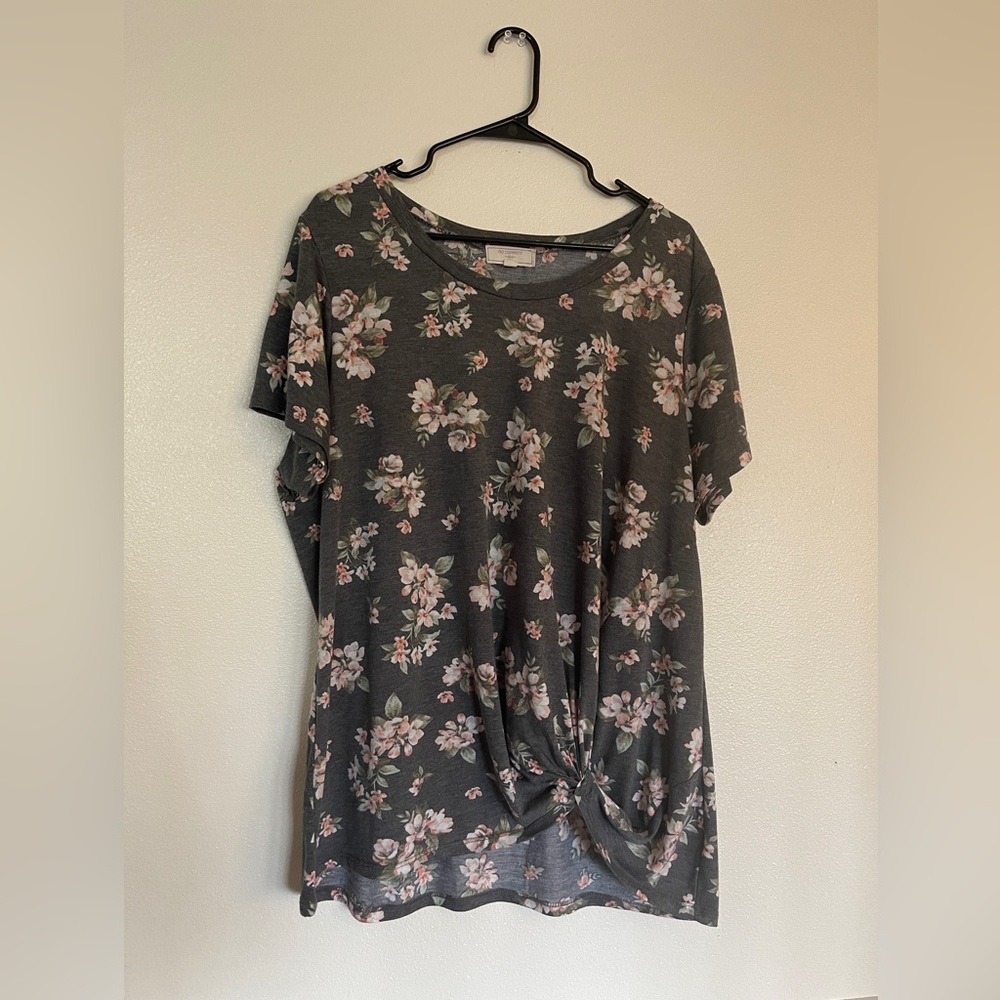 FLORAL FRONT KNOT TEE